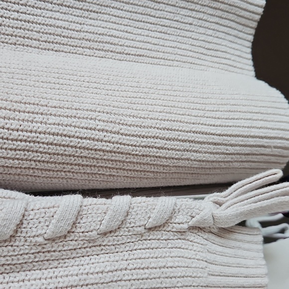 2/$20 AE - Women's Cream V-Neck Sweater - Oversized XS - Picture 3 of 5